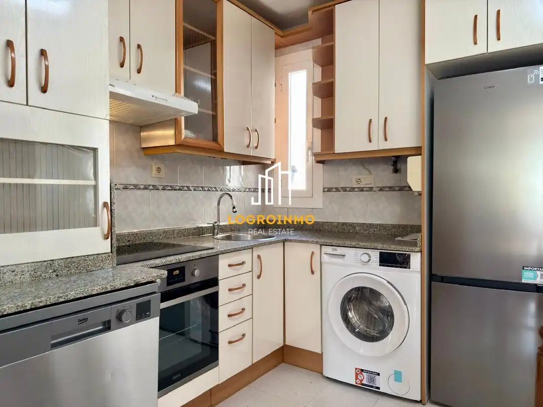 Kitchen of Flat for rent in  Logroño  with Heating and Storage room