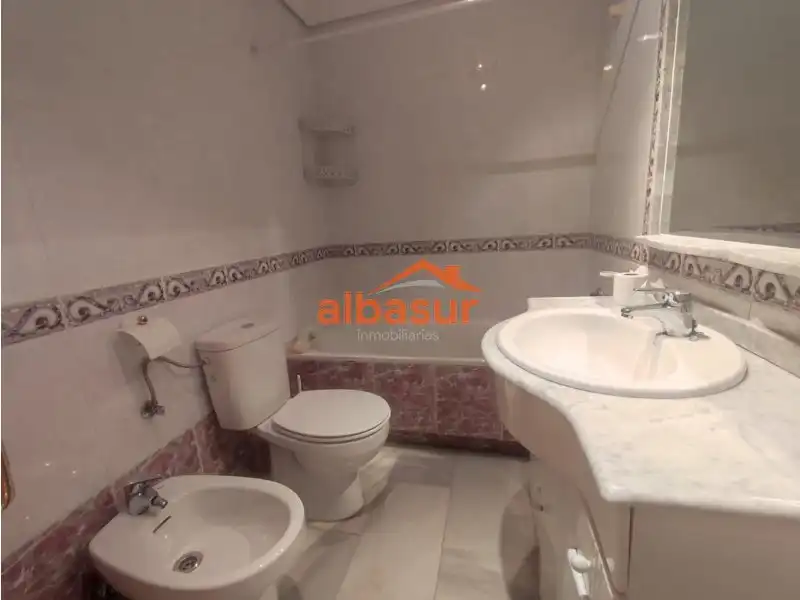 Bany de Casa o xalet en venda en Córdoba amb Aire condicionat, Calefacció i Terrassa