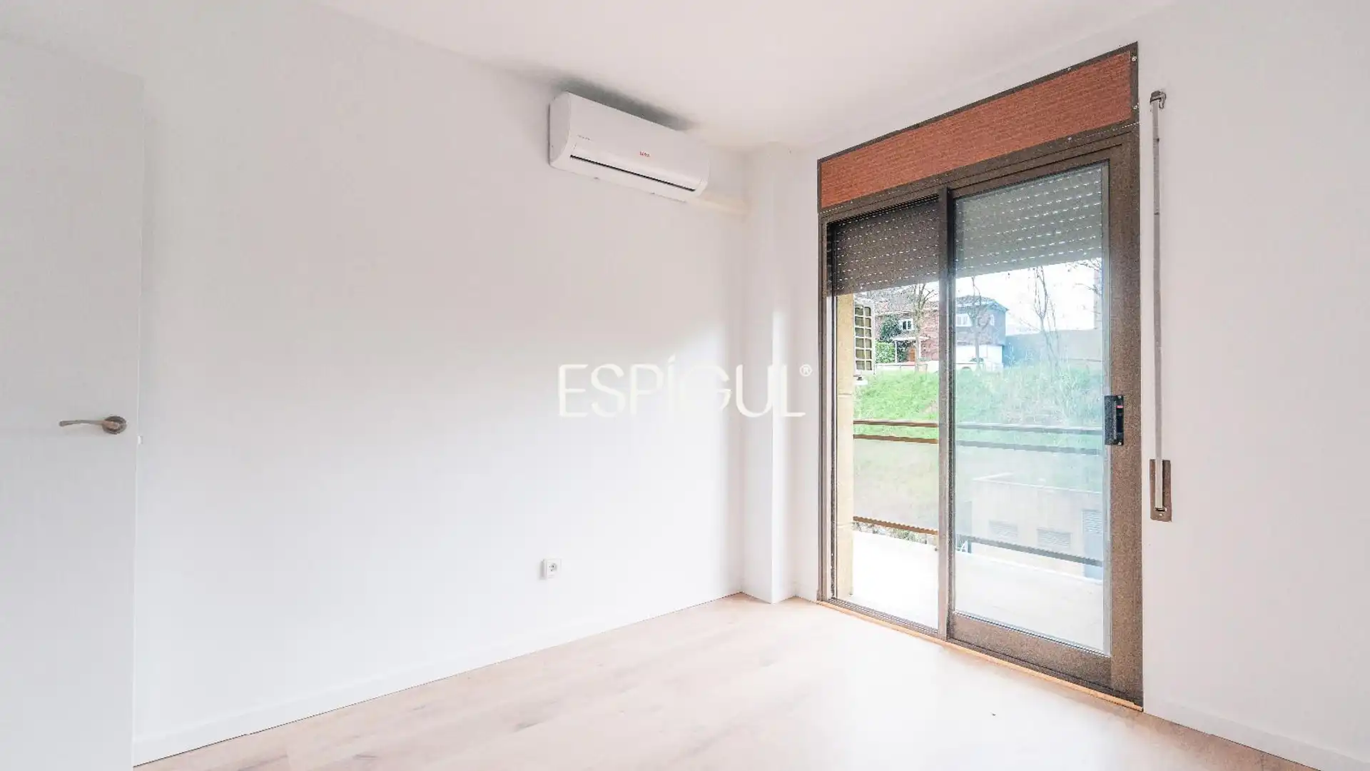 Bedroom of Flat for sale in Girona Capital  with Air Conditioner, Parquet flooring and Terrace