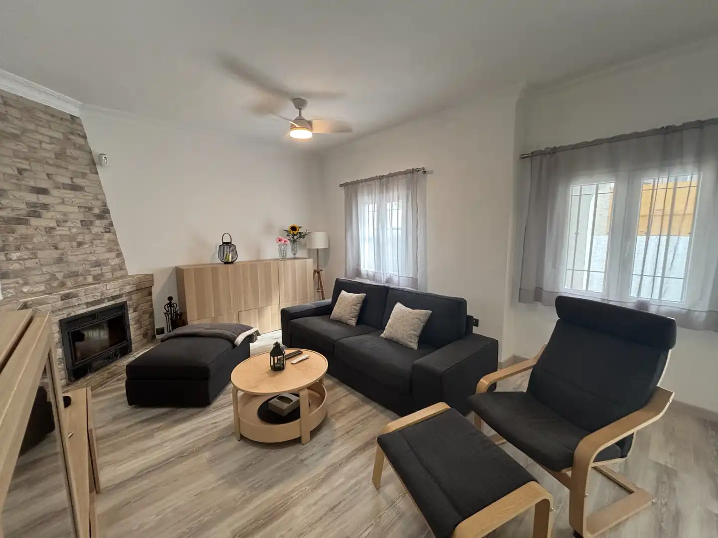 Sala de estar de Casa adosada en venta en Mairena del Aljarafe con Jardín privado, Parquet y Terraza
