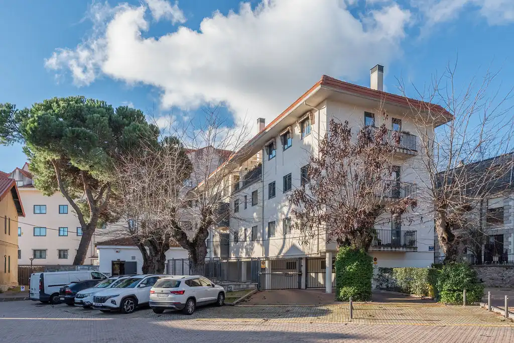 Flat for sale in C/ Plaza de la Estación - Res , Jardín de los Reyes - Parque Real