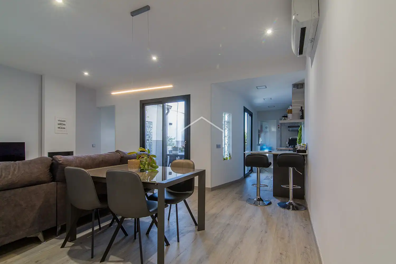 Living room of Flat for sale in Badalona  with Heating, Parquet flooring and Furnished