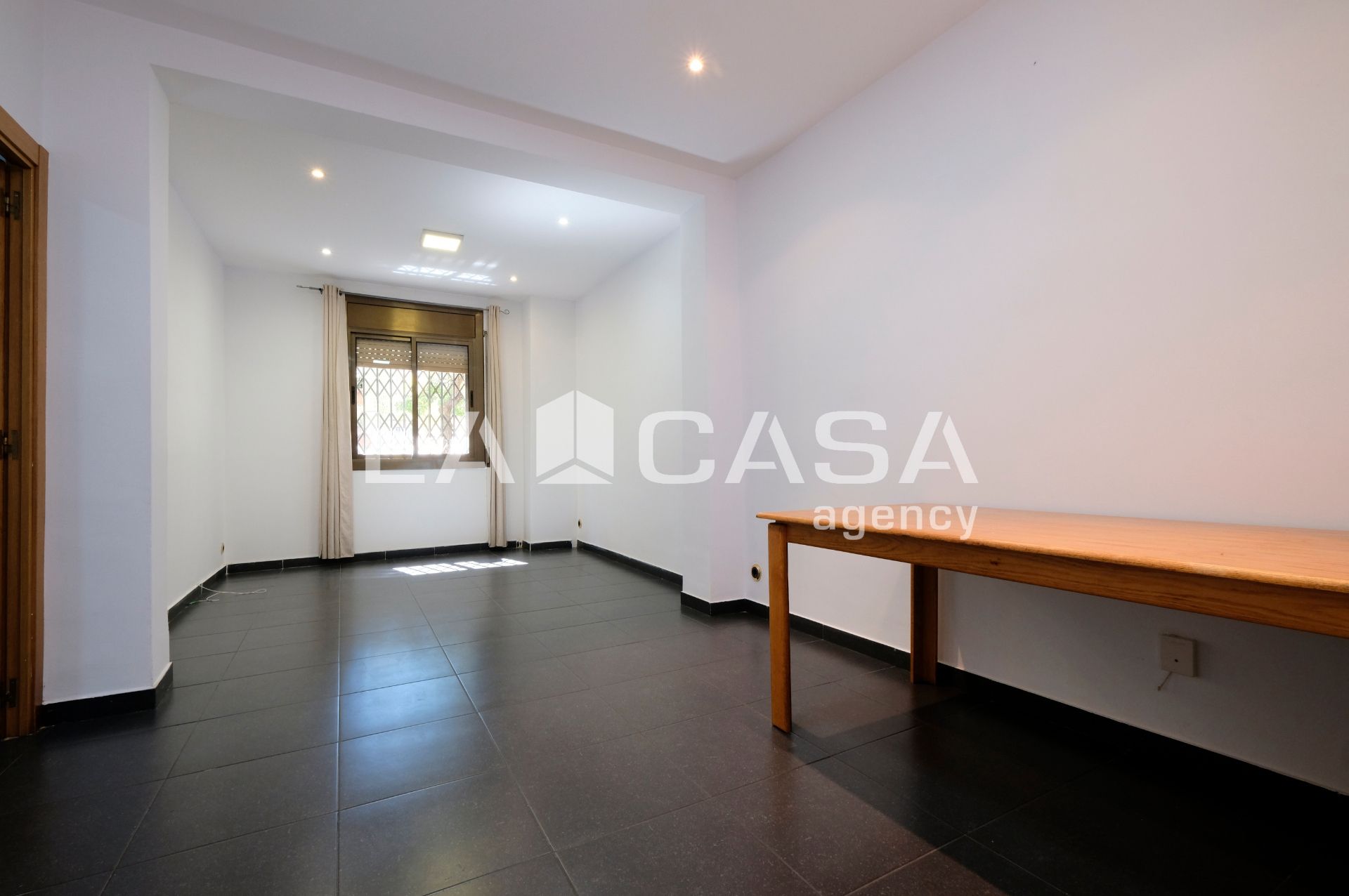 Planta baja for sale in  Barcelona Capital  with Air Conditioner and Oven