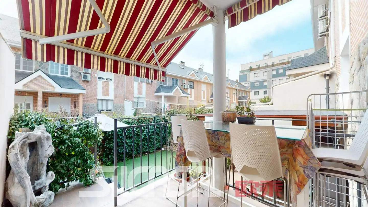 Terrasse von Einfamilien-Reihenhaus zum Verkauf in Parla mit Klimaanlage, Heizung und Privatgarten