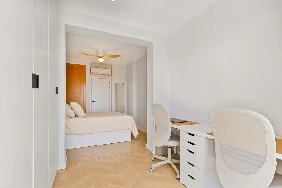 Habitación de Apartamento en venta en Fuengirola con Aire acondicionado, Amueblado y Piscina comunitaria