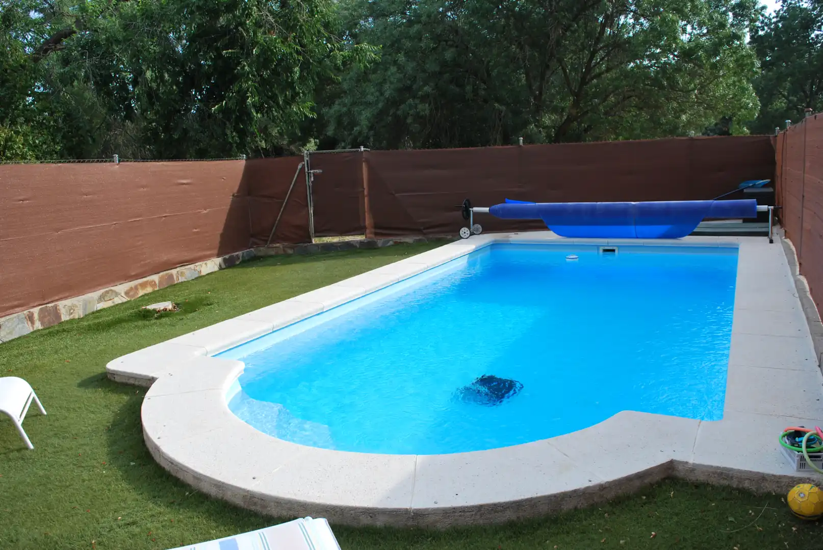 Schwimmbecken von Einfamilien-Reihenhaus zum Verkauf in Valdemorillo mit Privatgarten, Terrasse und Abstellraum
