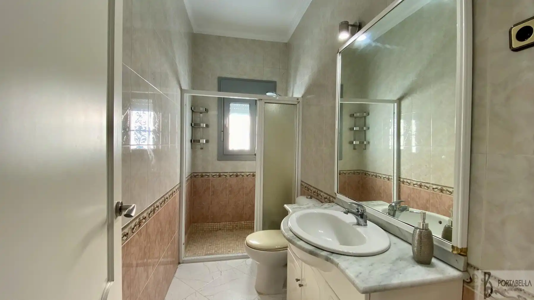 Badezimmer von Einfamilien-Reihenhaus zum Verkauf in Espera mit Klimaanlage und Abstellraum