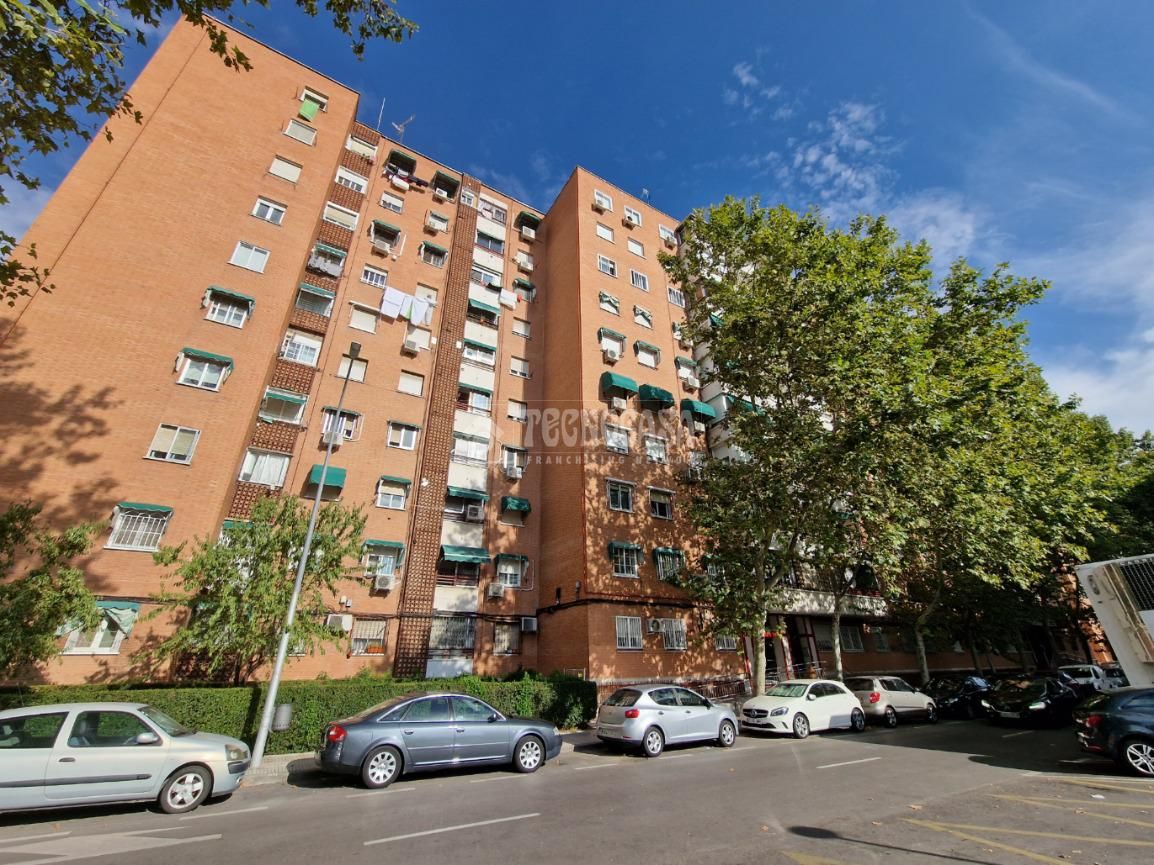 Vista exterior de Pis en venda en Alcorcón amb Calefacció, Terrassa i Piscina comunitària