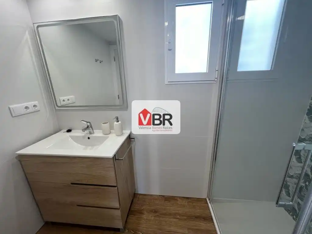 Badezimmer von Wohnung zur Miete in Valencia mit Klimaanlage, Heizung und Terrasse