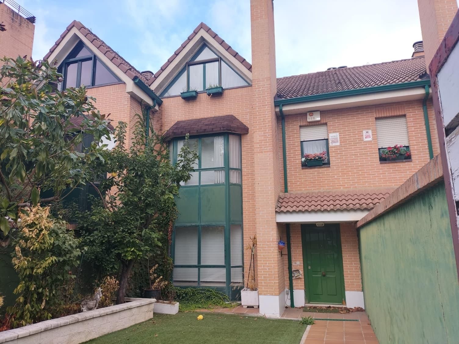 Vista exterior de Casa o xalet en venda en Palencia Capital amb Calefacció, Jardí privat i Parquet