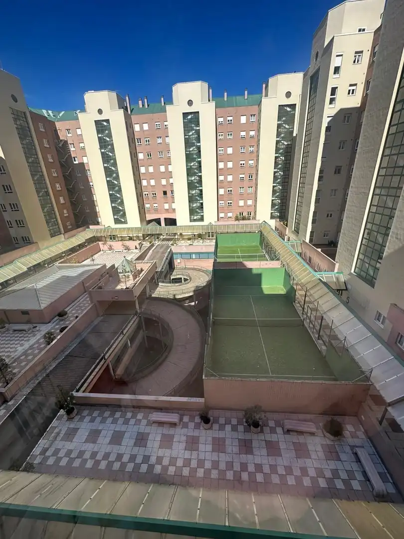 Piscina de Piso en venta en León Capital  con Calefacción, Terraza y TV