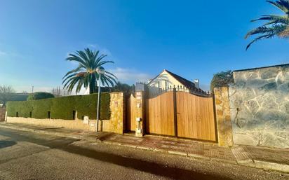 Vista exterior de Casa o xalet en venda en Santa Cruz de Bezana amb Terrassa i Balcó