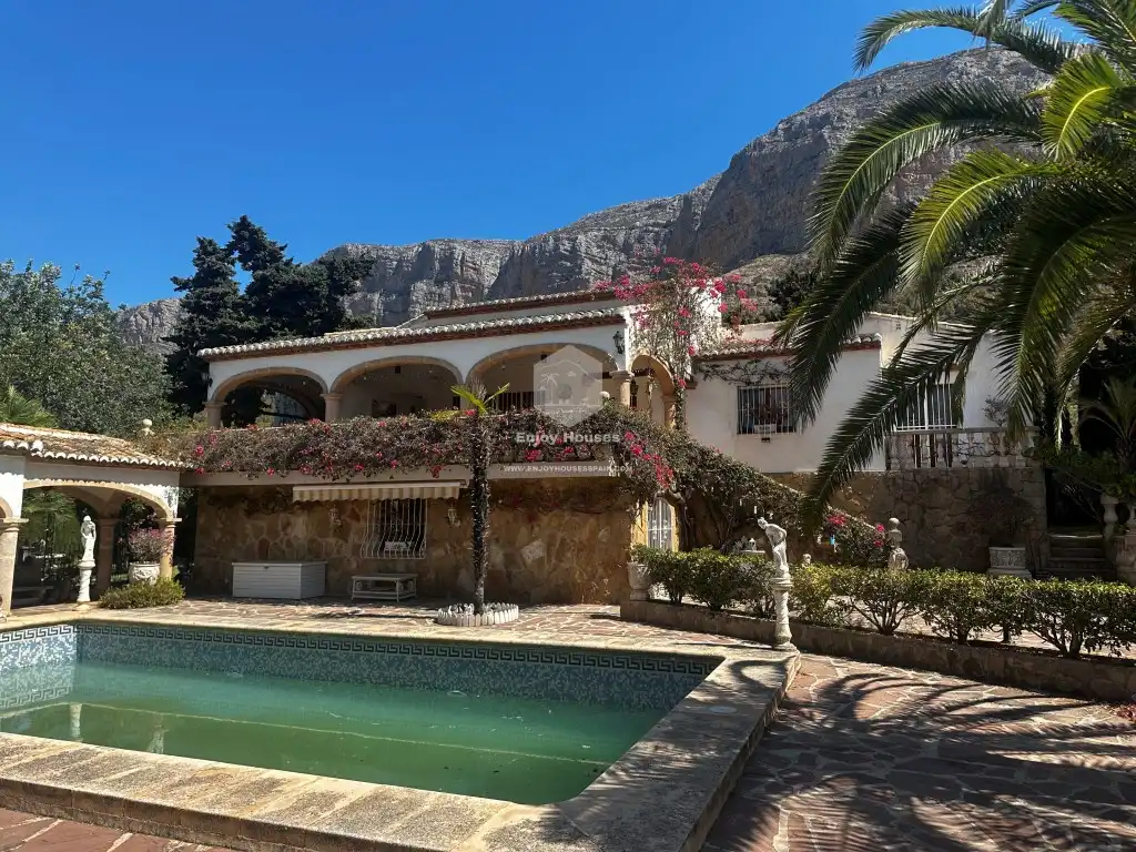 Houses for sale in Montgó - Ermita