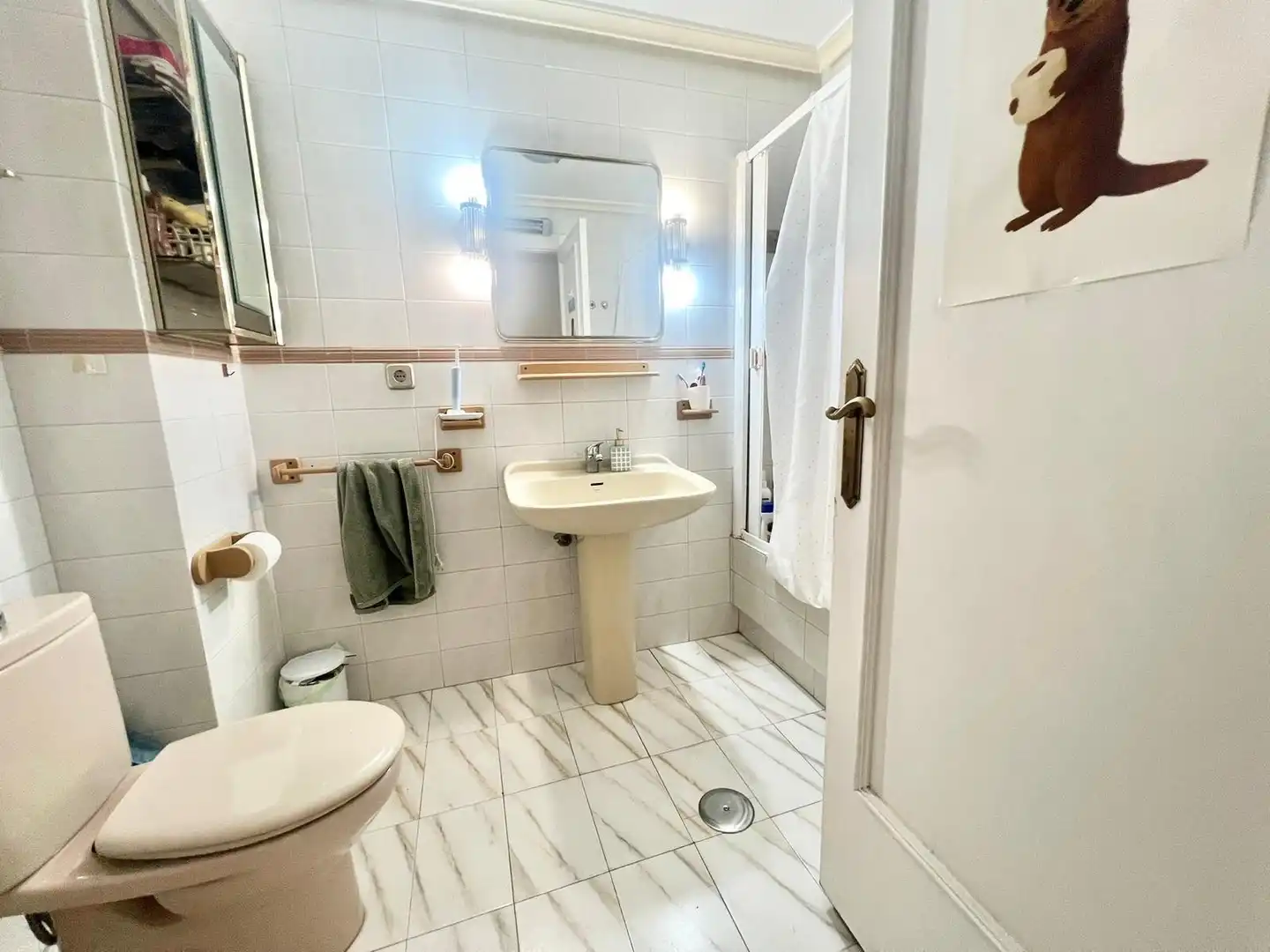 Baño de Apartamento de alquiler en Torrevieja con Terraza, Amueblado y Lavadora