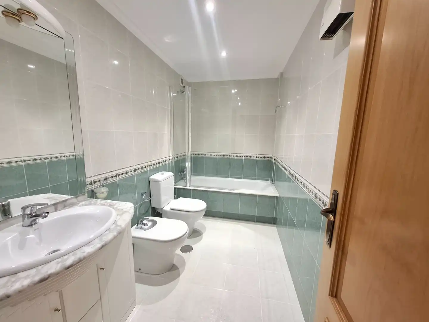 Badezimmer von Wohnung zum Verkauf in Viveiro mit Terrasse, Abstellraum und Balkon