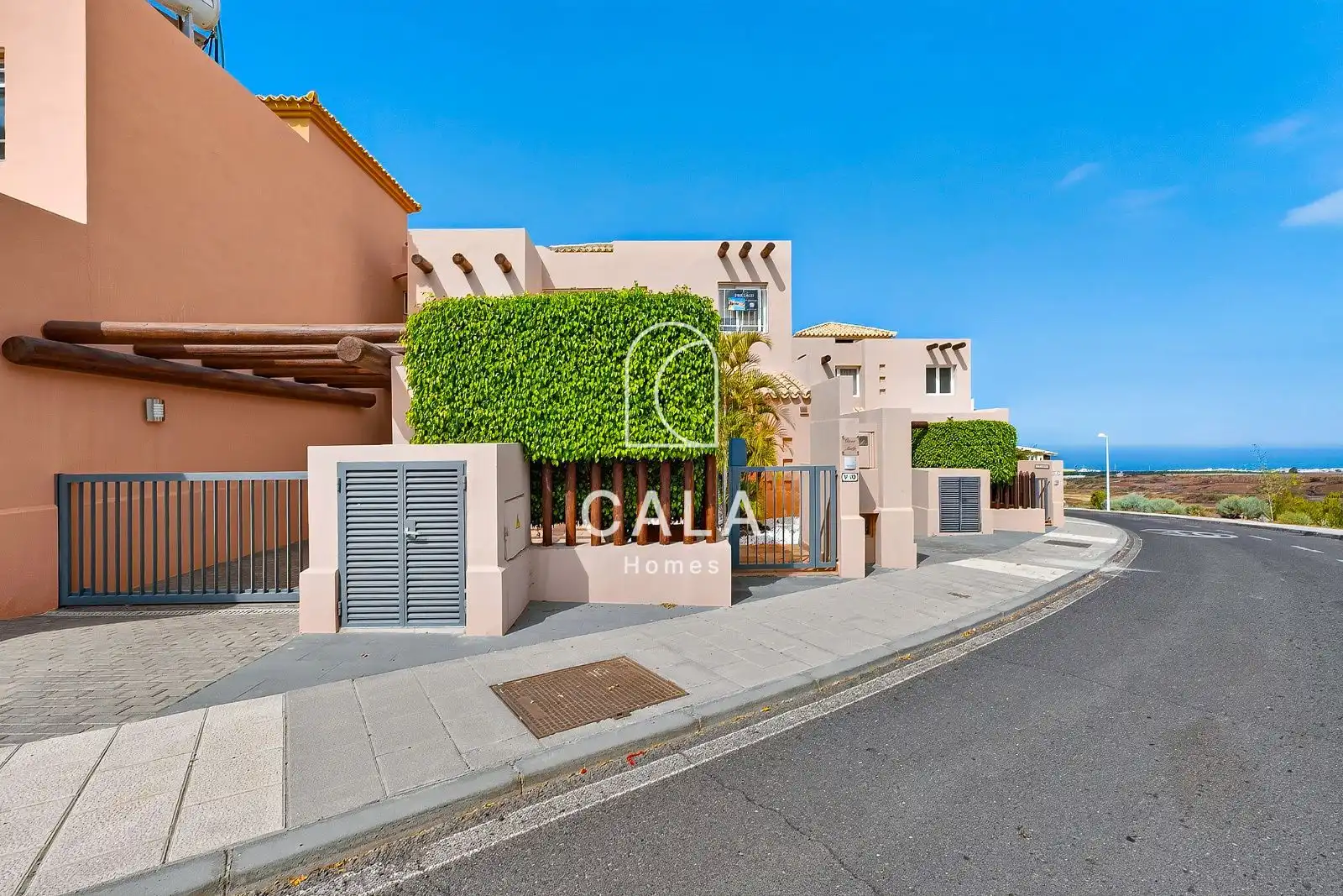 Vista exterior de Casa o xalet en venda en Adeje amb Aire condicionat, Calefacció i Piscina