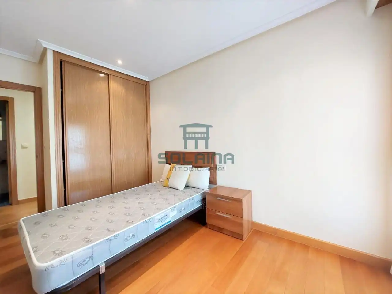 Dormitori de Apartament de lloguer en Ourense Capital  amb Calefacció, Traster i Moblat