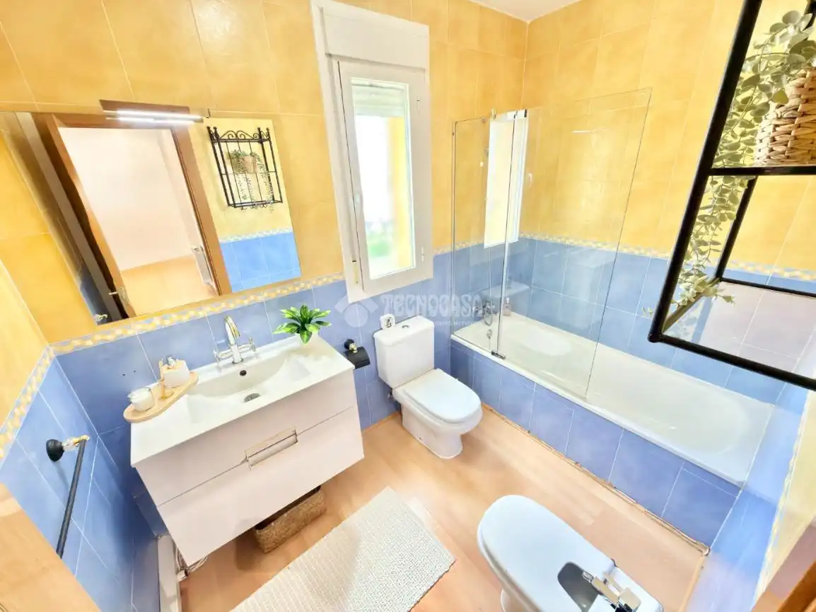 Baño de Casa adosada en venta en Cabanillas del Campo con Calefacción, Parquet y Trastero