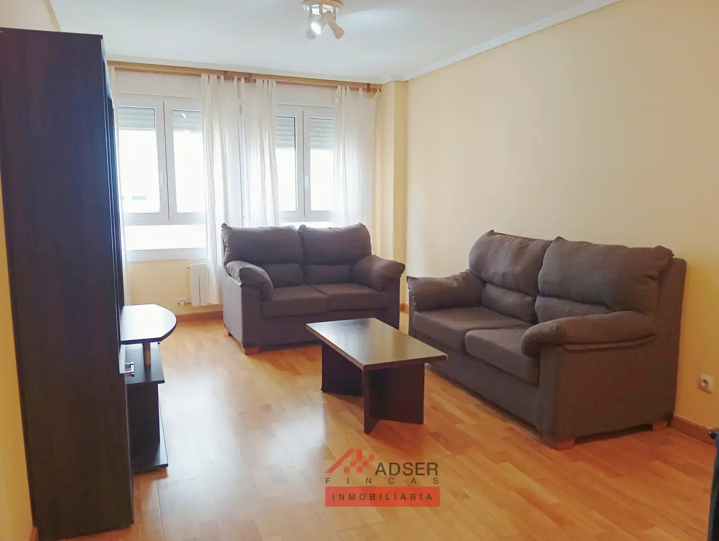 Sala de estar de Piso en venta en Lardero con Calefacción, Parquet y Trastero