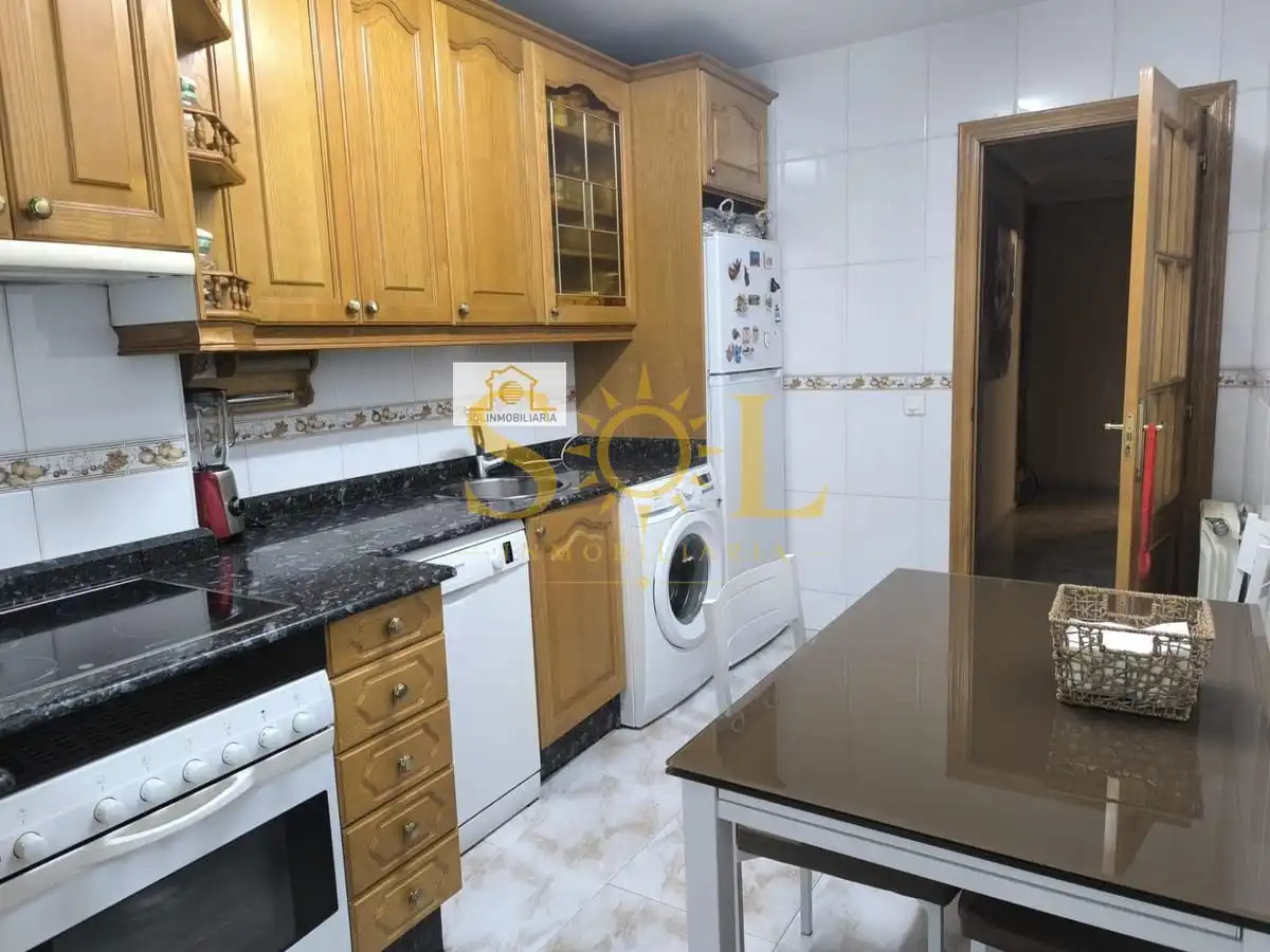 Cocina de Piso en venta en Ponferrada con Calefacción, Parquet y Trastero