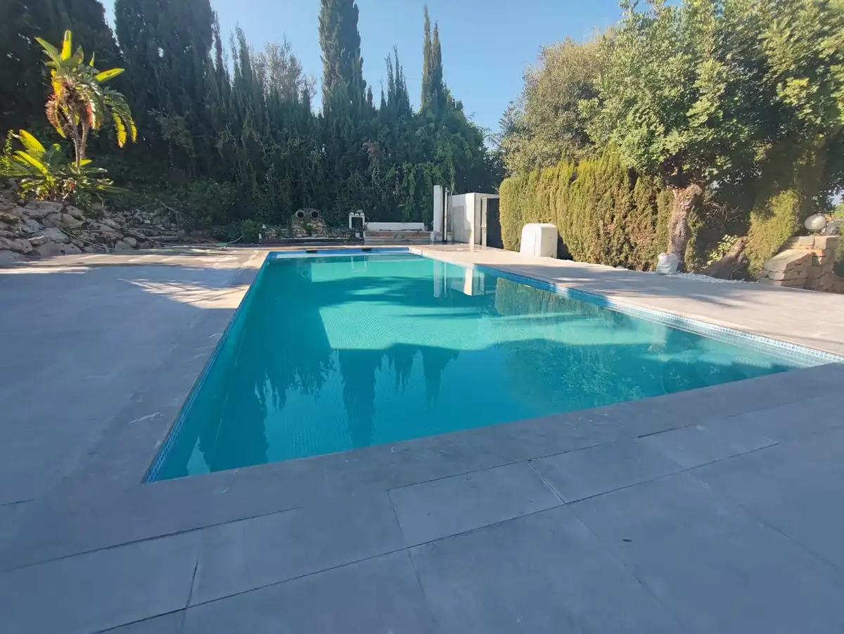 Piscina de Casa adosada en venda en Marbella amb Aire condicionat, Terrassa i Traster