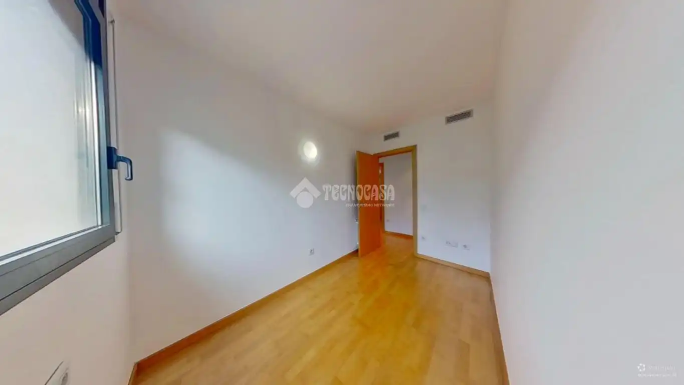 Habitación de Piso en venta en Sabadell con Aire acondicionado, Calefacción y Balcón
