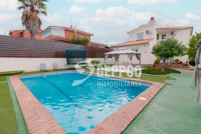 Casa-chalet en Venta en Calypo Fado