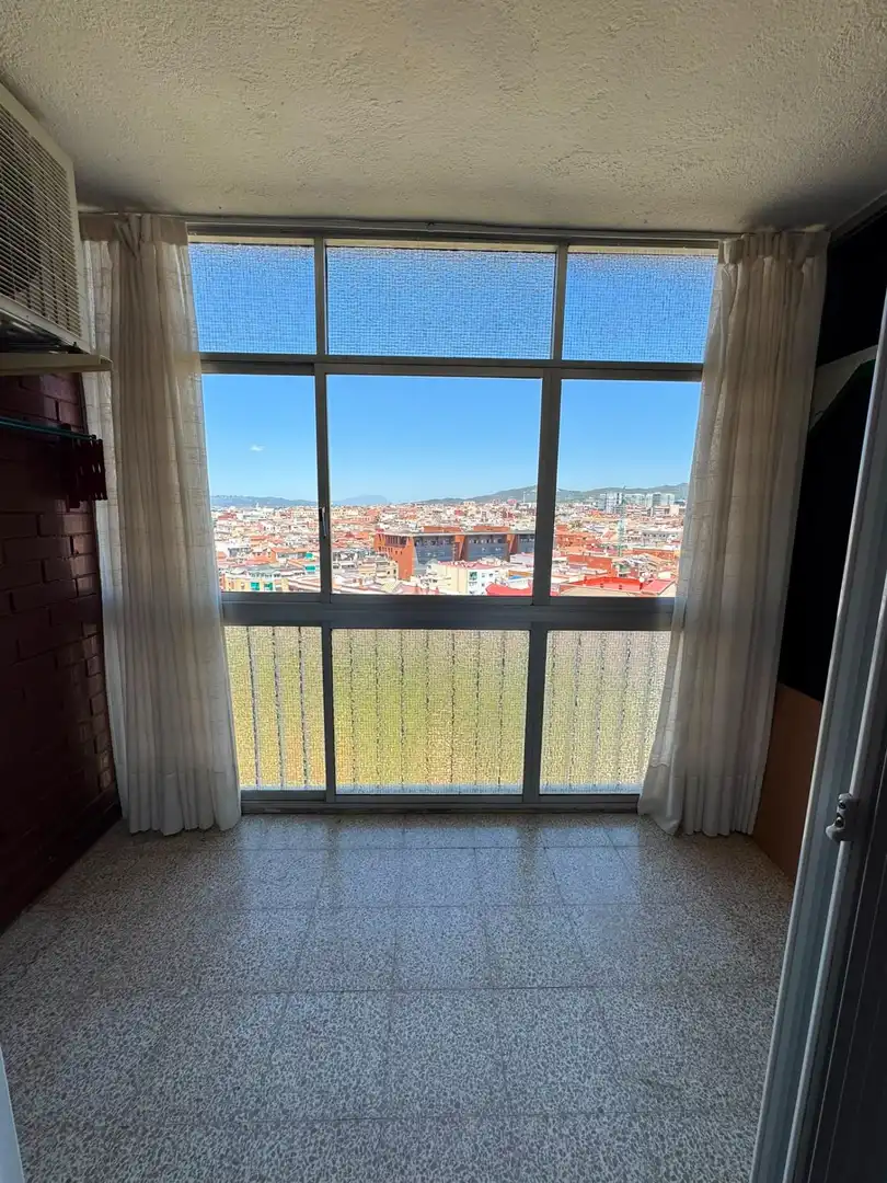 Habitación de Piso en venta en Cornellà de Llobregat con Aire acondicionado, Calefacción y Balcón