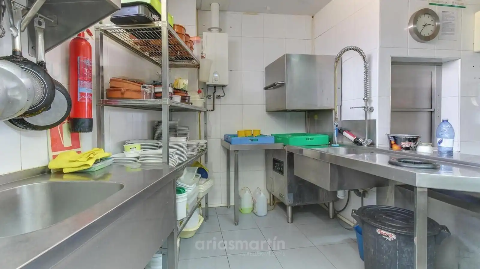 Cuina de Local en venda en Valverdón amb Aire condicionat, Moblat i Alarma