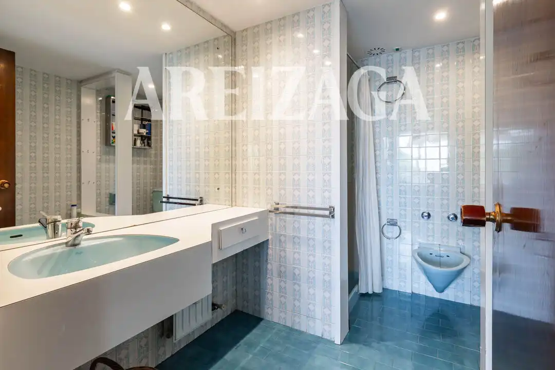 Baño de Piso en venta en Donostia - San Sebastián  con Calefacción, Terraza y Trastero