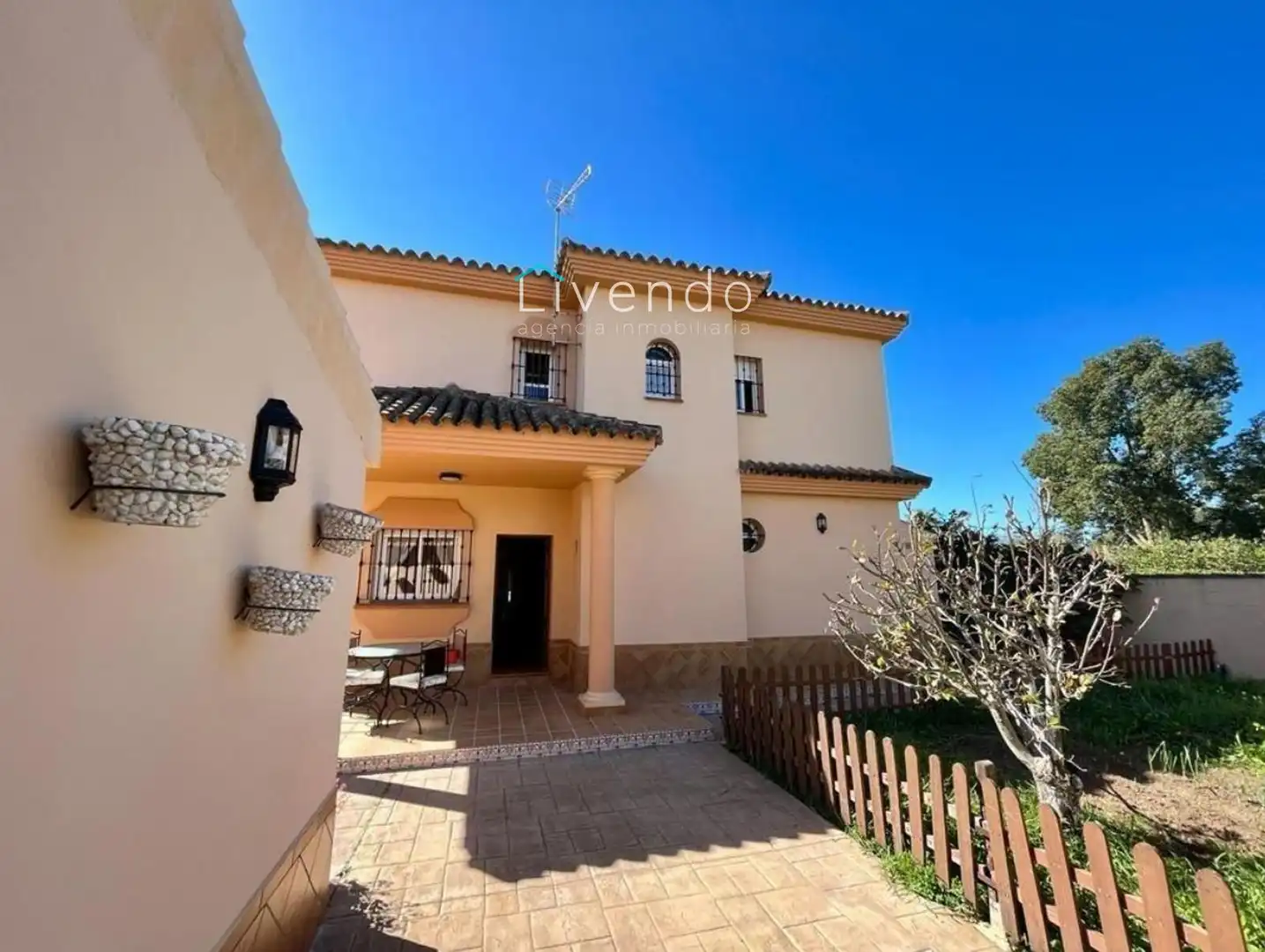 Vista exterior de Casa o xalet en venda en Chiclana de la Frontera amb Terrassa i Traster