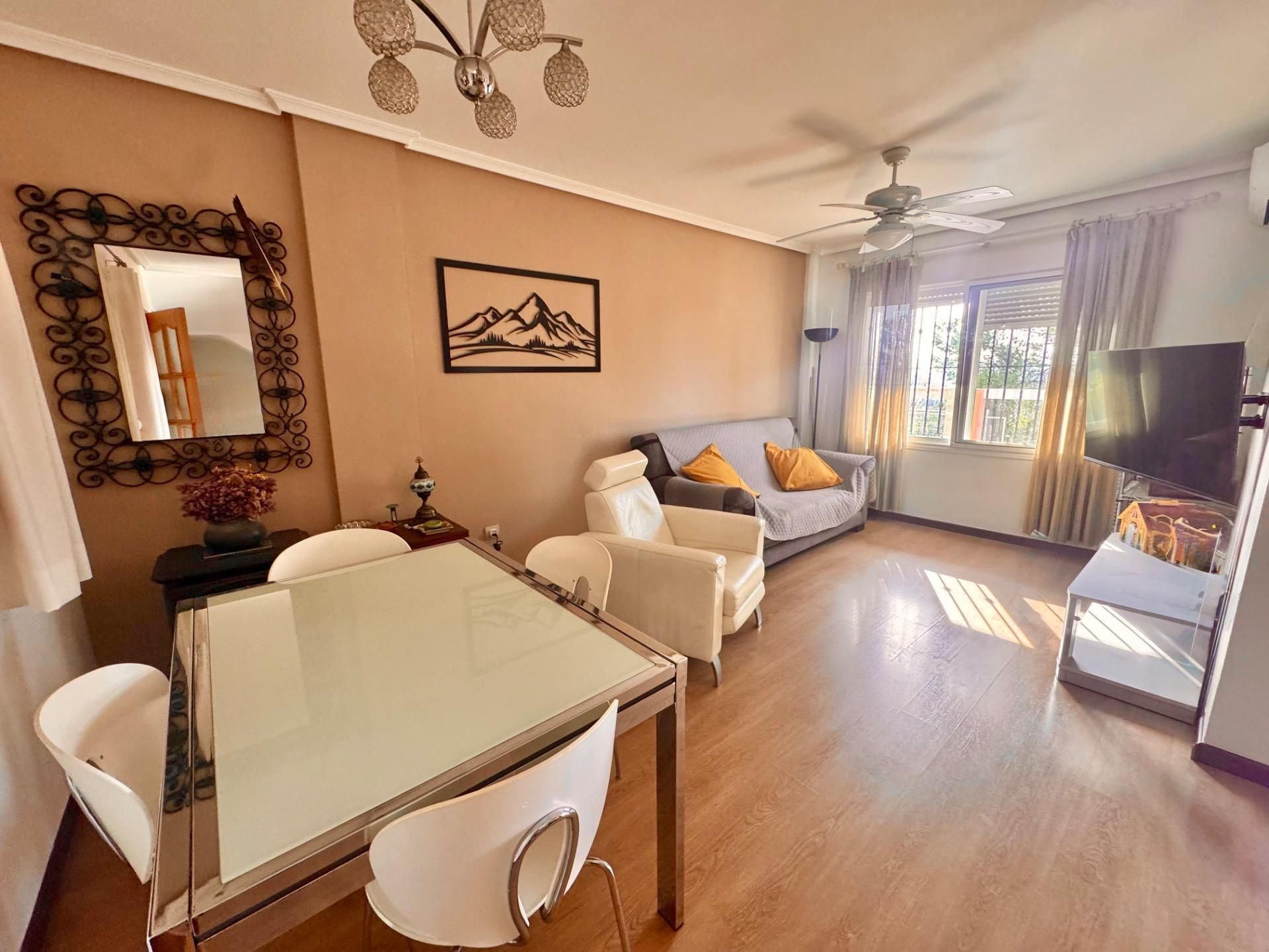 Wohnzimmer von Einfamilien-Reihenhaus zum Verkauf in Orihuela mit Abstellraum und Balkon