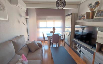 Living room of Flat for sale in Medina del Campo  with Air Conditioner, Heating and Parquet flooring