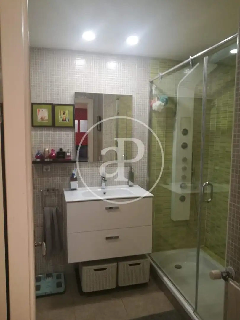Badezimmer von Wohnung zur Miete in Valencia mit Klimaanlage, Möbliert und Balkon
