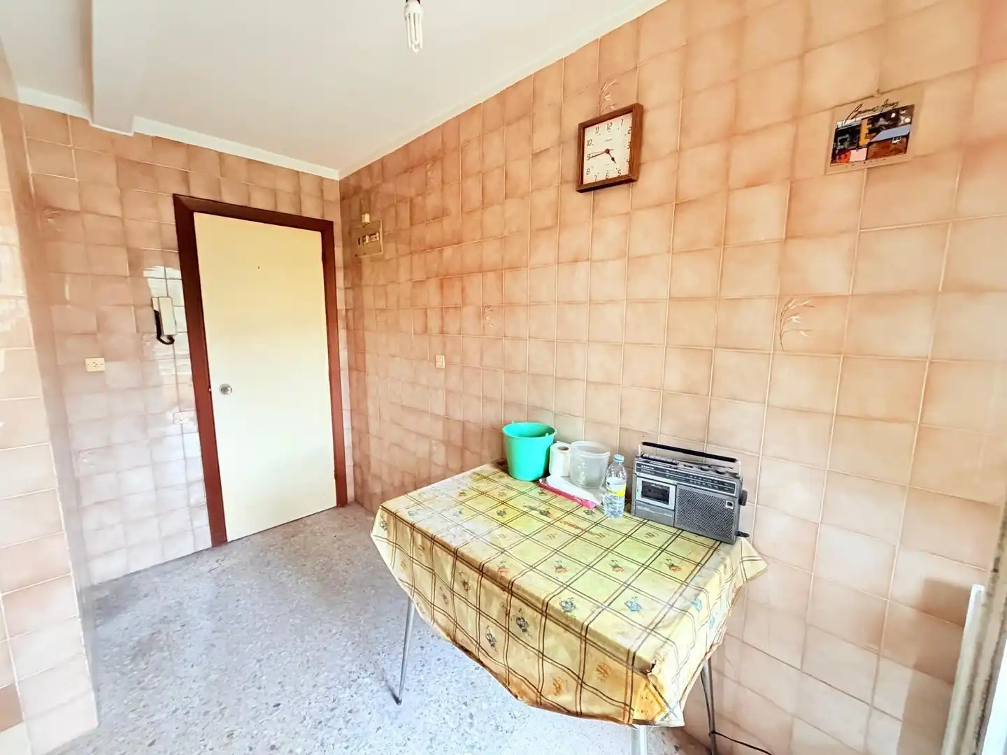 Cuina de Pis en venda en Oviedo  amb Jardí privat, Terrassa i Balcó