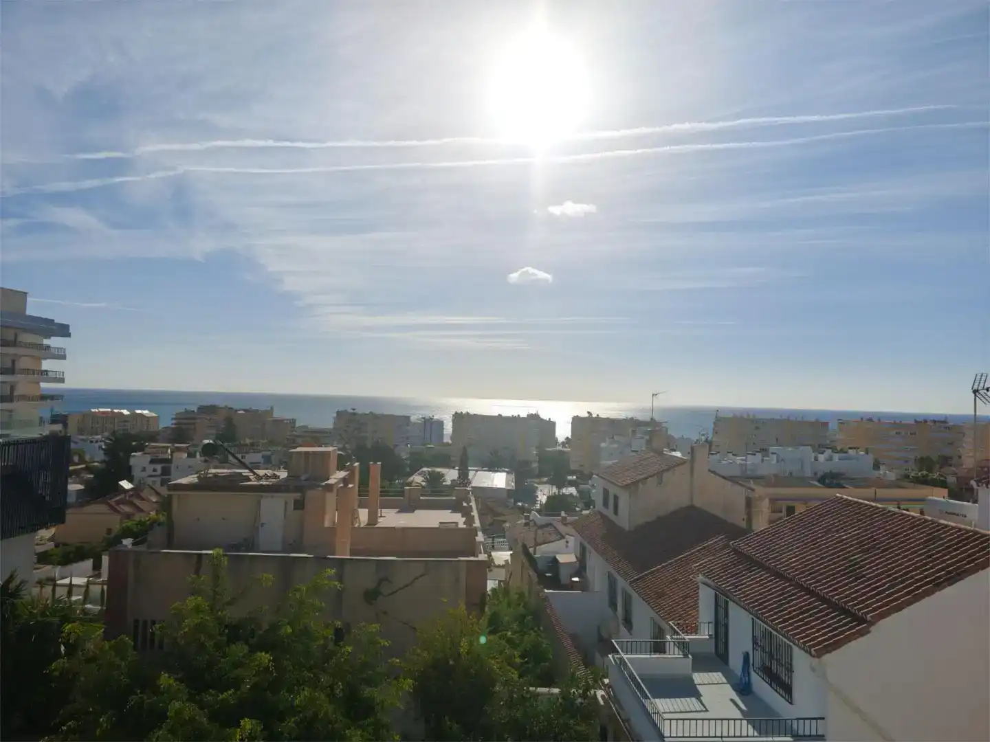 Vista exterior de Casa adosada en venda en Torremolinos amb Aire condicionat, Piscina i Balcó