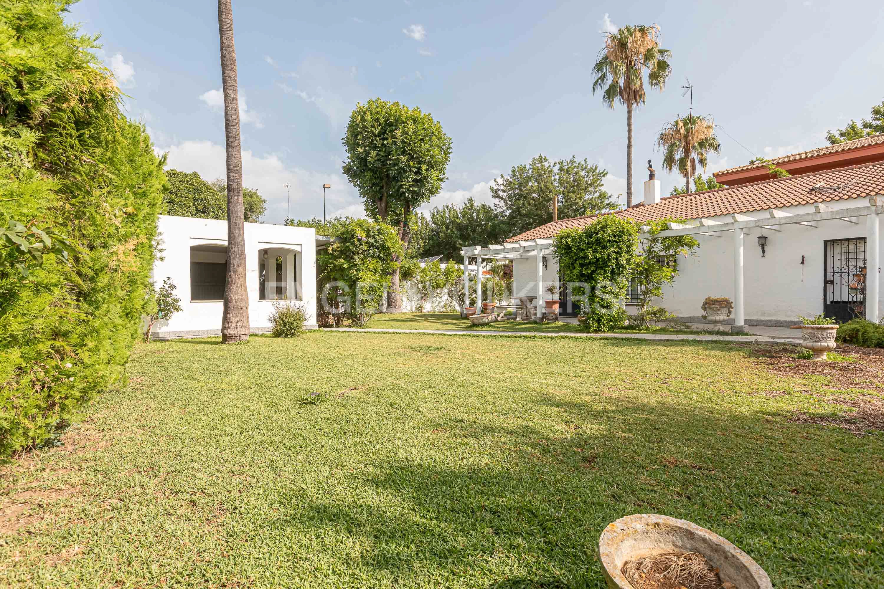 Garden of House or chalet for sale in  Sevilla Capital  with Heating and Private garden