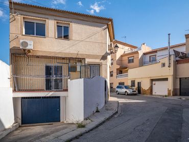 House with balcony for sale in Calle de los Portones