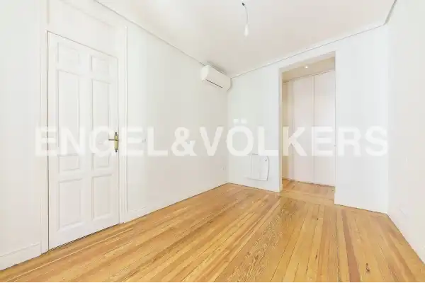 Schlafzimmer von Wohnung zur Miete in Madrid mit Klimaanlage, Heizung und Parkett