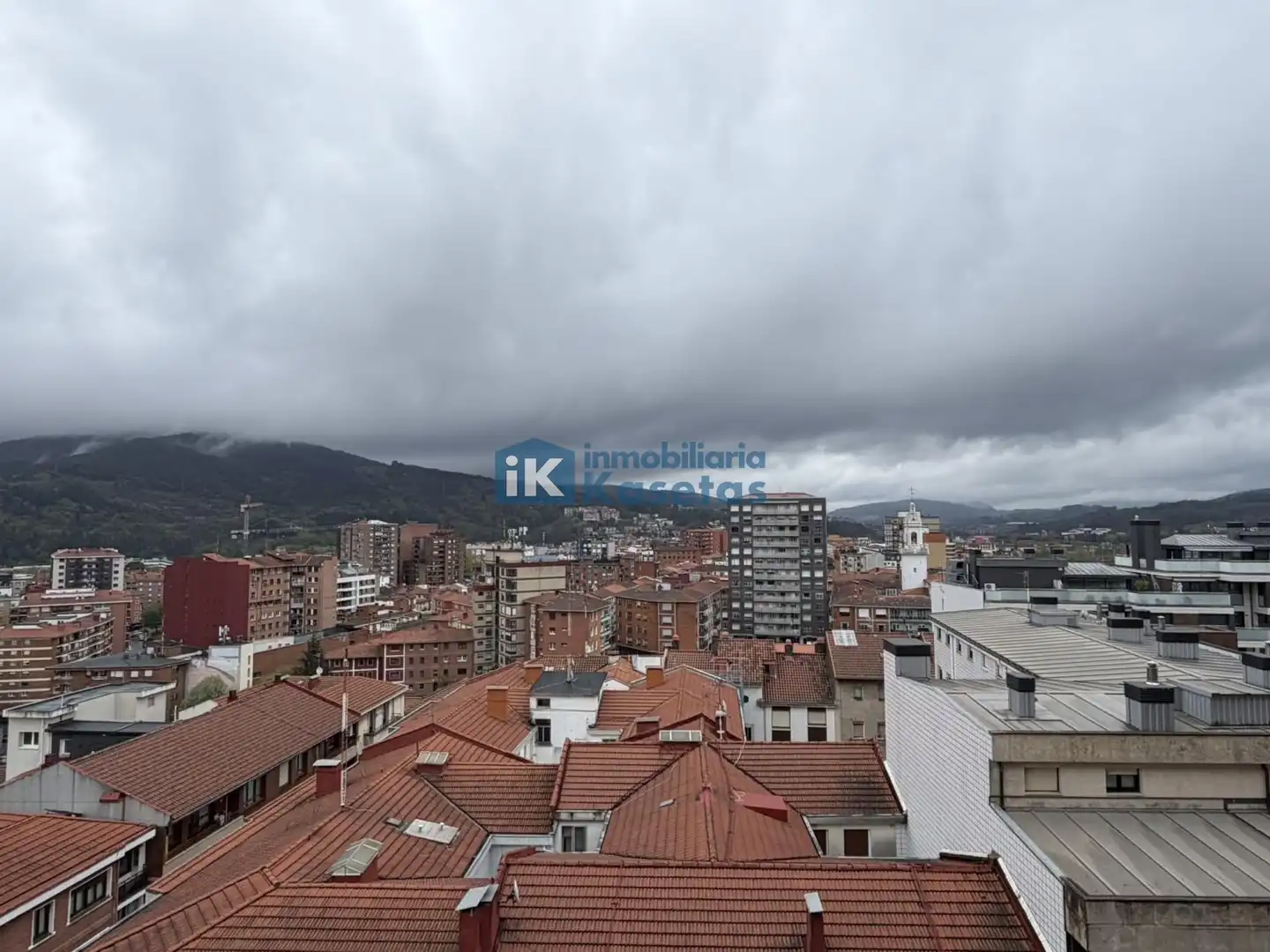 Außenansicht von Wohnung zum Verkauf in Basauri  mit Heizung und Terrasse
