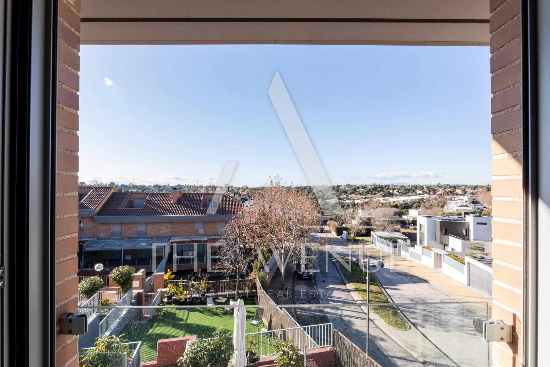 Terrassa de Casa adosada en venda en Boadilla del Monte amb Aire condicionat, Calefacció i Jardí privat