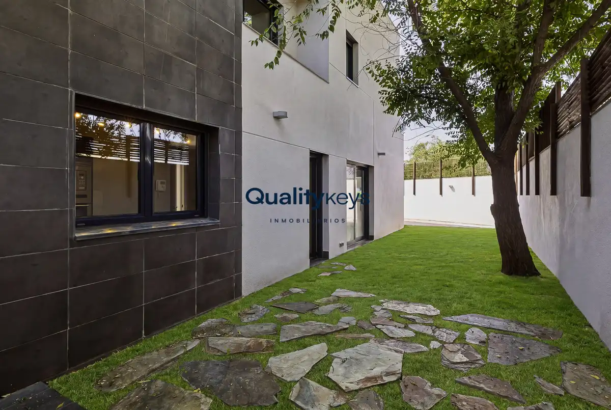 Vista exterior de Casa o chalet en venta en Madrid con Aire acondicionado, Calefacción y Jardín privado
