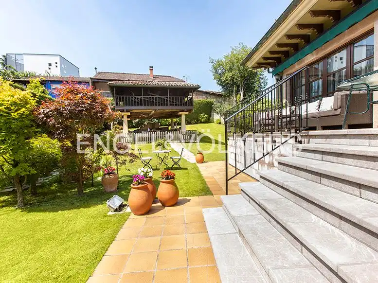 Terrassa de Casa o xalet en venda en Oviedo  amb Calefacció, Jardí privat i Terrassa