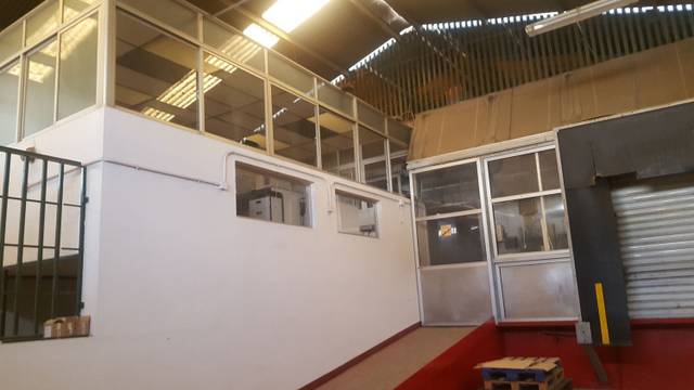 Local comercial en Alquiler en Calle Polígono el viso en Distrito Zeta - Recinto Ferial Cortijo de Torres