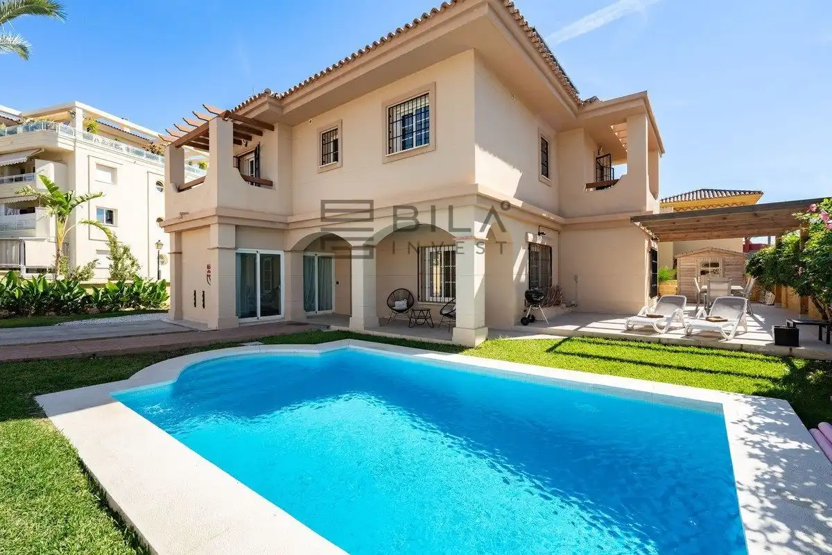 Swimming pool of Houses for sale in Mijas Golf