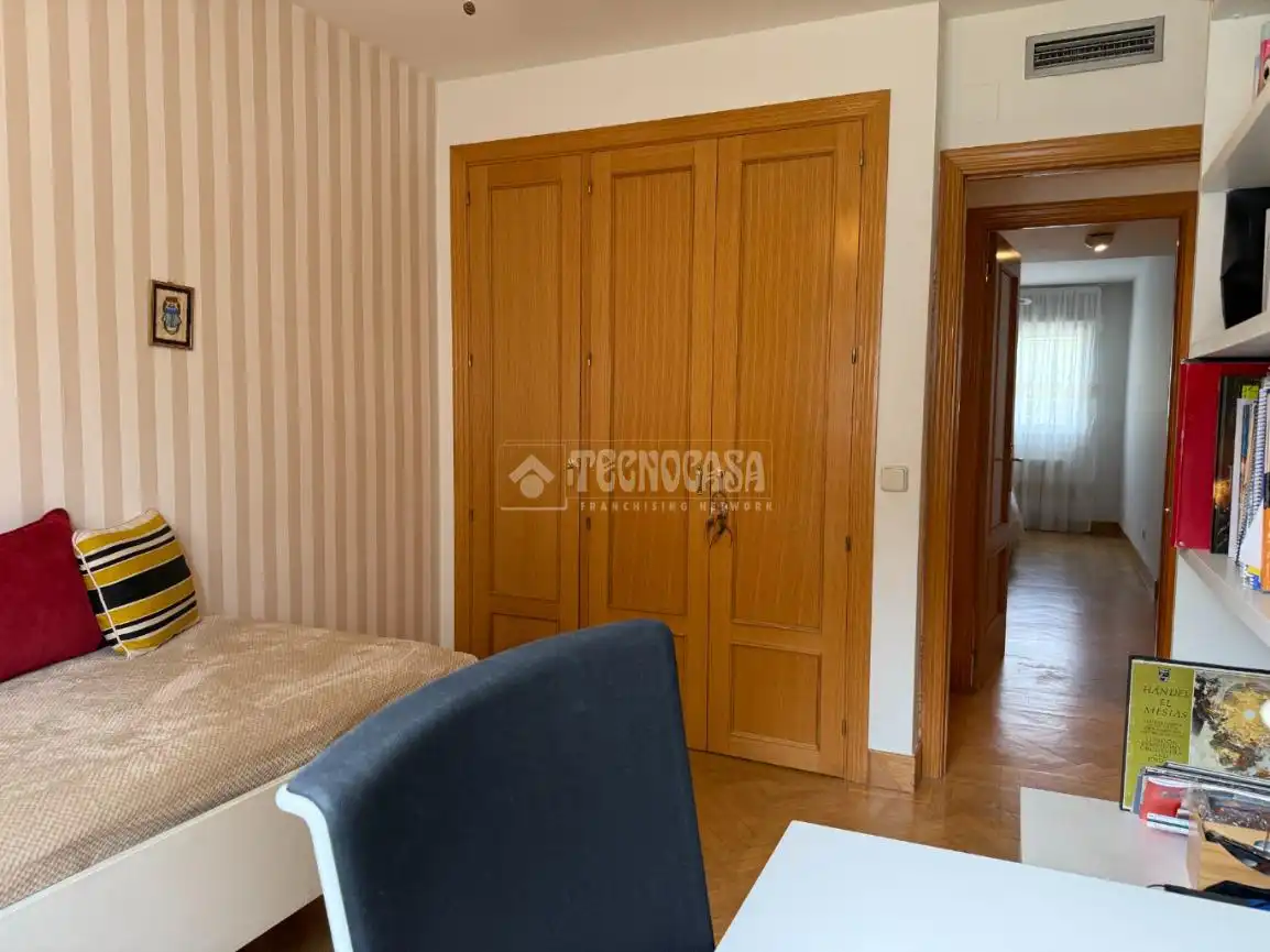 Bedroom of Flat for sale in Madrid  with Heating, Private garden and Parquet flooring