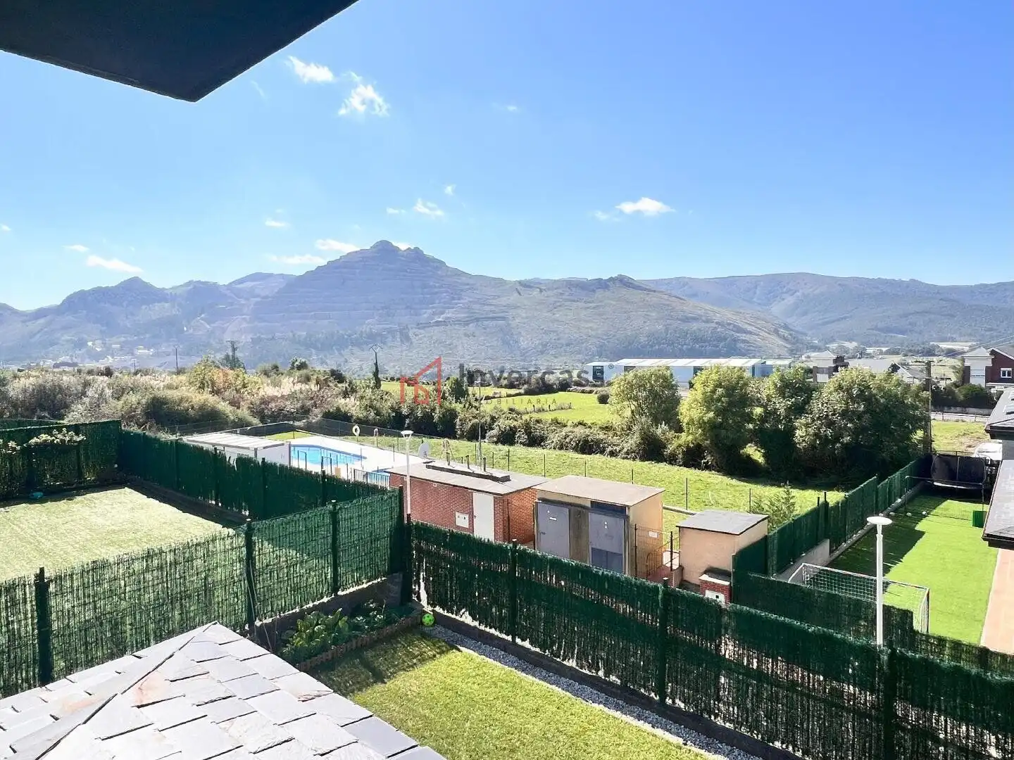 Vista exterior de Casa adosada en venta en Castro-Urdiales con Jardín privado, Trastero y Piscina comunitaria