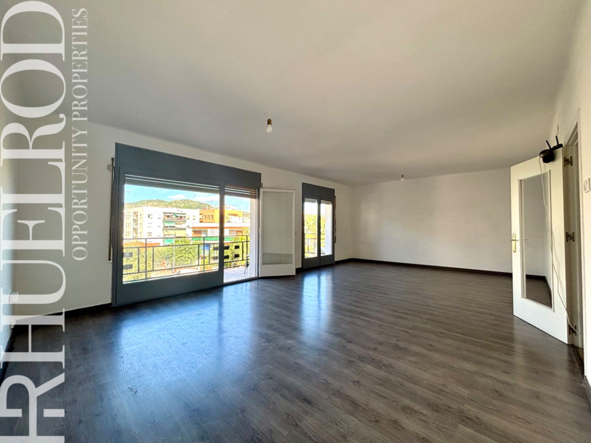 Living room of Flat for sale in Pineda de Mar  with Parquet flooring, Oven and Balcony