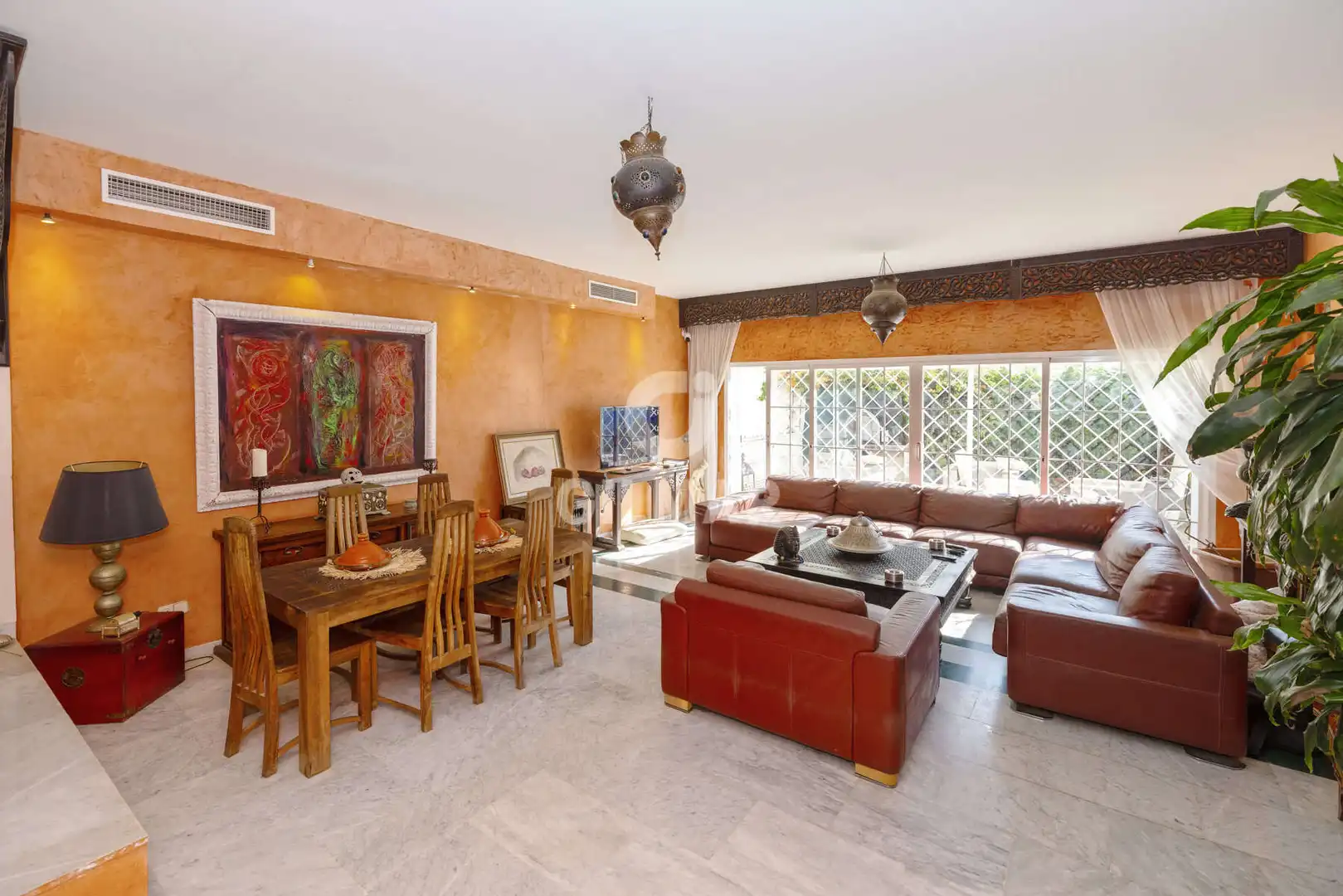 Sala d'estar de Casa adosada en venda en Estepona amb Calefacció i Jardí privat