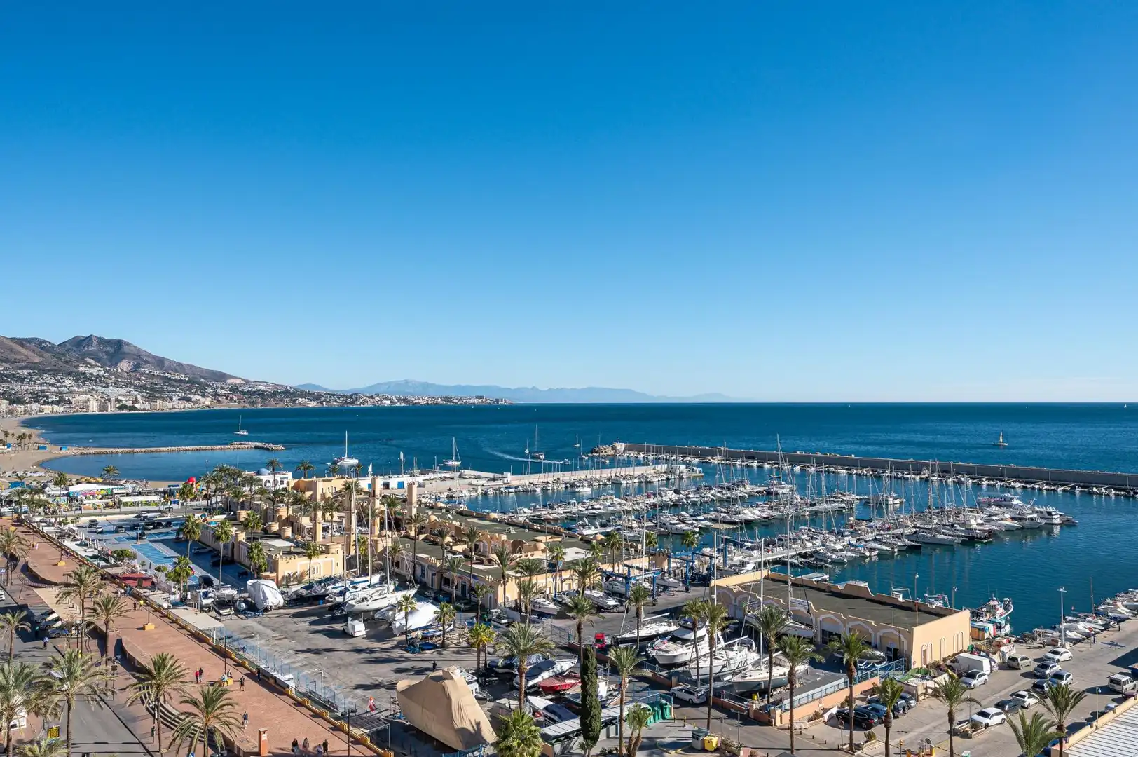 Vista exterior de Apartament en venda en Fuengirola amb Aire condicionat, Calefacció i Jardí privat